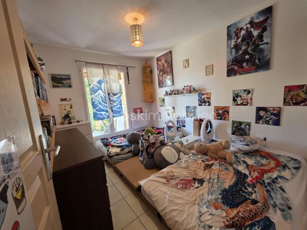 Lotissement la LAOUVE - Quartier calme et paisible - Bon voisinage 
Bas de villa avec grand jardin privatif - 2 Chambres - Cuisine équipée ouverte sur salle à manger et salon - Buanderie - Salle de bain avec baignoire et douche - Jardin sur une parcelle de 400m2 environ.
Parking aisé + Garage. A saisir vite.
Chauffage électrique - Pas de gaz 

Prenez contact pour plus de renseignements et organiser une visite.