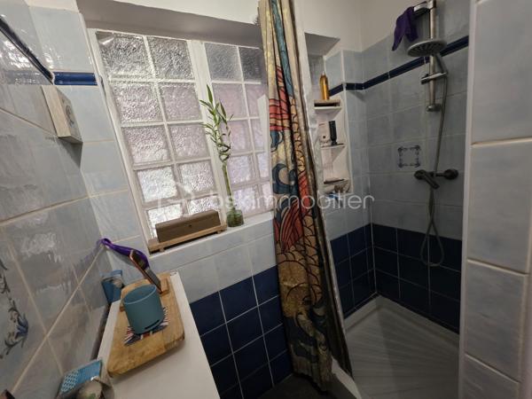 Lotissement la LAOUVE - Quartier calme et paisible - Bon voisinage 
Bas de villa avec grand jardin privatif - 2 Chambres - Cuisine équipée ouverte sur salle à manger et salon - Buanderie - Salle de bain avec baignoire et douche - Jardin sur une parcelle de 400m2 environ.
Parking aisé + Garage. A saisir vite.
Chauffage électrique - Pas de gaz 

Prenez contact pour plus de renseignements et organiser une visite.