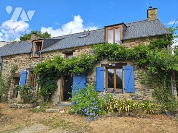 Au coeur d'un hameau, maison de caractère comprenant pièce de vie avec deux belles cheminées do...