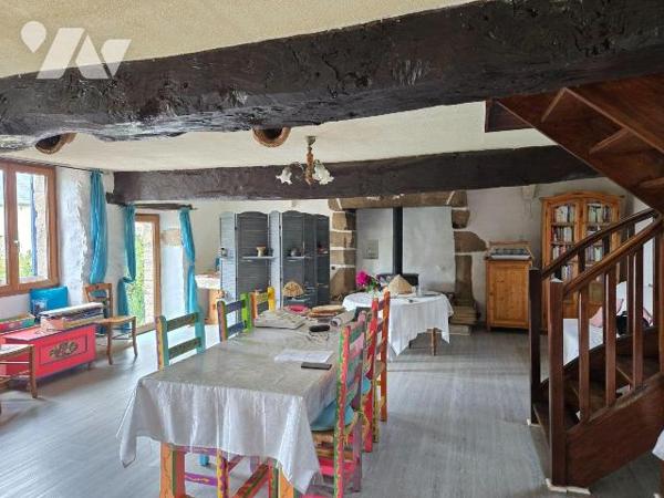 Au coeur d'un hameau, maison de caractère comprenant pièce de vie avec deux belles cheminées do...
