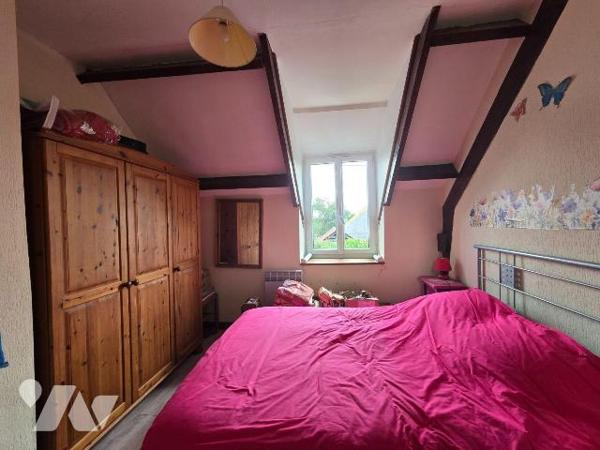 Au coeur d'un hameau, maison de caractère comprenant pièce de vie avec deux belles cheminées do...