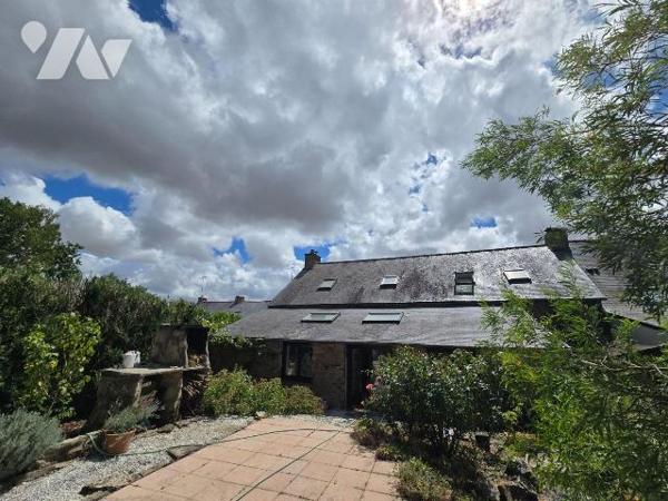 Au coeur d'un hameau, maison de caractère comprenant pièce de vie avec deux belles cheminées do...