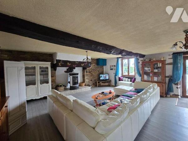 Au coeur d'un hameau, maison de caractère comprenant pièce de vie avec deux belles cheminées do...