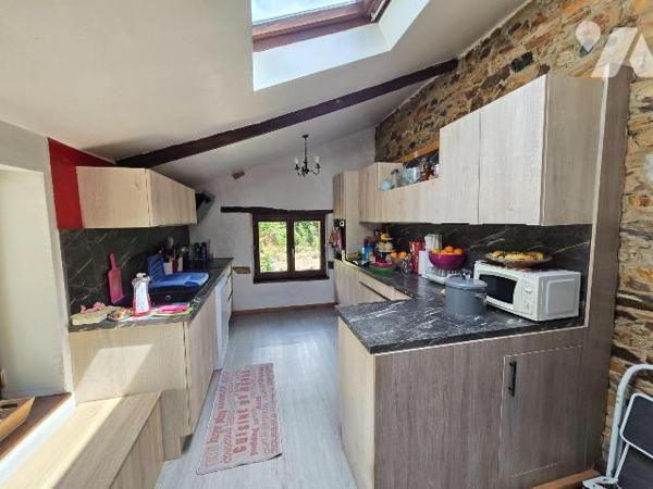 Au coeur d'un hameau, maison de caractère comprenant pièce de vie avec deux belles cheminées do...