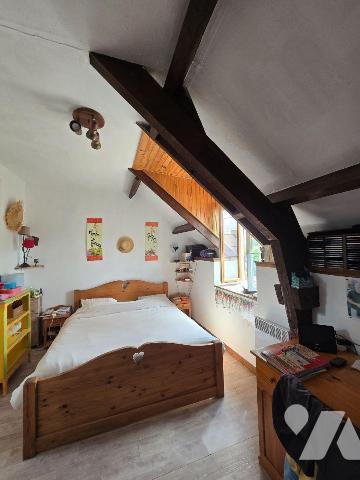 Au coeur d'un hameau, maison de caractère comprenant pièce de vie avec deux belles cheminées do...