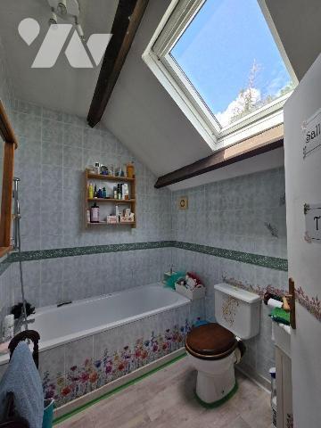 Au coeur d'un hameau, maison de caractère comprenant pièce de vie avec deux belles cheminées do...