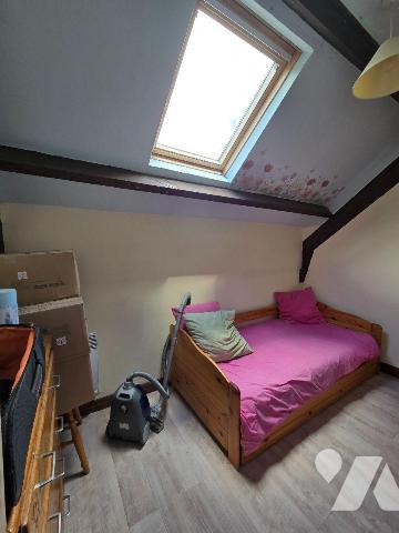 Au coeur d'un hameau, maison de caractère comprenant pièce de vie avec deux belles cheminées do...