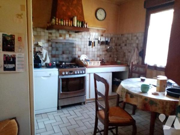 pavillon individuel traditionnel  élevé sur sous-sol, terrain attenant de 1681m²