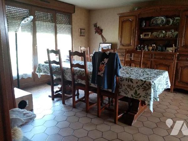 pavillon individuel traditionnel  élevé sur sous-sol, terrain attenant de 1681m²