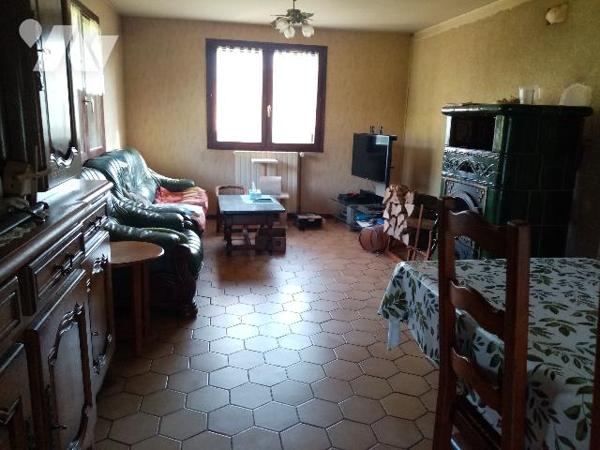 pavillon individuel traditionnel  élevé sur sous-sol, terrain attenant de 1681m²