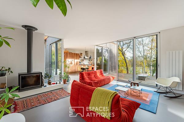 Maison avec extension contemporaine sur une île et son jardin boisé
