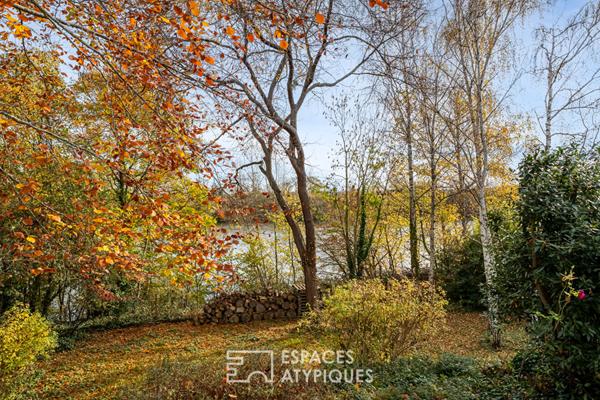 Maison avec extension contemporaine sur une île et son jardin boisé