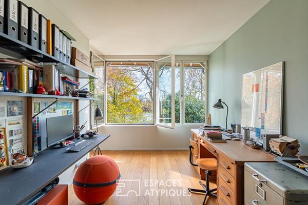 Maison avec extension contemporaine sur une île et son jardin boisé