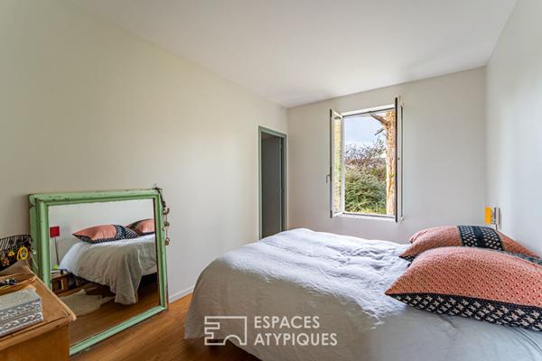 Maison avec extension contemporaine sur une île et son jardin boisé