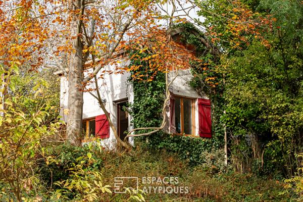 Maison avec extension contemporaine sur une île et son jardin boisé
