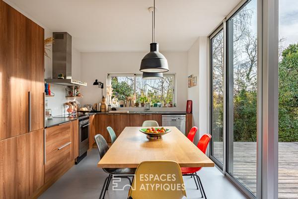 Maison avec extension contemporaine sur une île et son jardin boisé