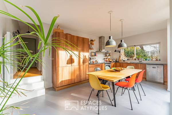 Maison avec extension contemporaine sur une île et son jardin boisé