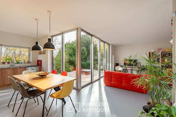 Maison avec extension contemporaine sur une île et son jardin boisé