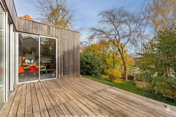 Maison avec extension contemporaine sur une île et son jardin boisé
