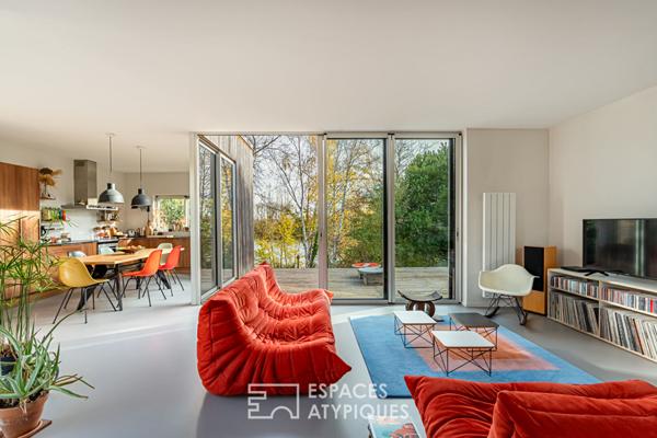 Maison avec extension contemporaine sur une île et son jardin boisé
