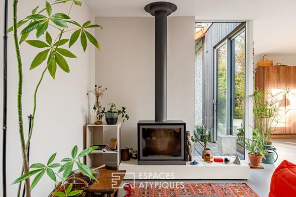 Maison avec extension contemporaine sur une île et son jardin boisé