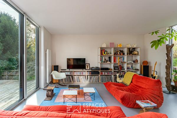 Maison avec extension contemporaine sur une île et son jardin boisé