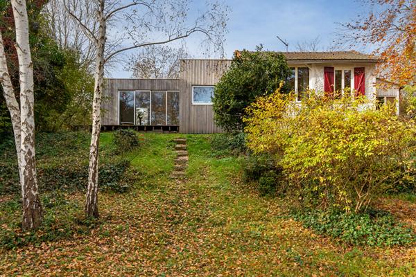 Maison avec extension contemporaine sur une île et son jardin boisé