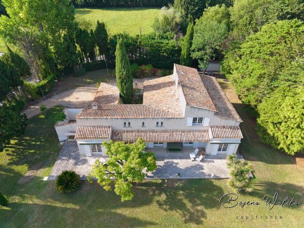Propriété de 300m² sur 9000m² piscinable avec 2 garages et dépendance.