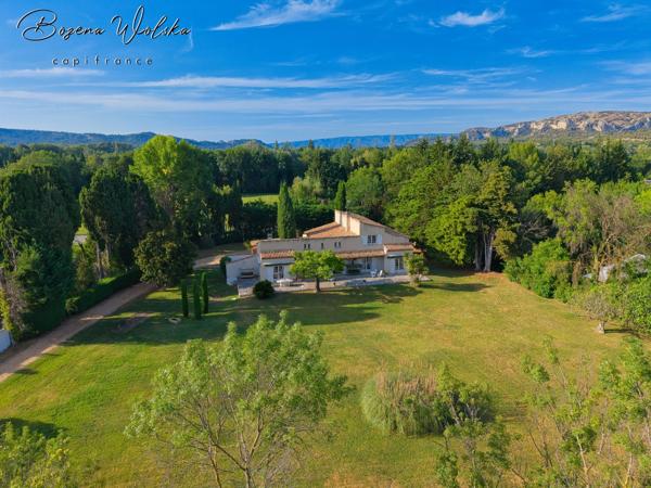 Propriété de 300m² sur 9000m² piscinable avec 2 garages et dépendance.