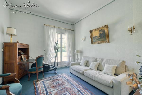 Propriété de 300m² sur 9000m² piscinable avec 2 garages et dépendance.