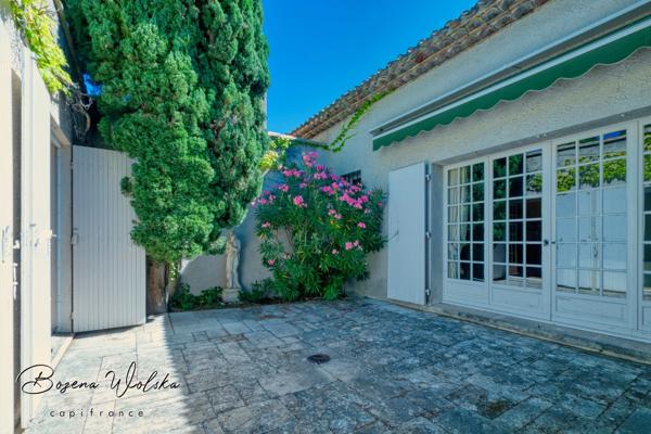 Propriété de 300m² sur 9000m² piscinable avec 2 garages et dépendance.