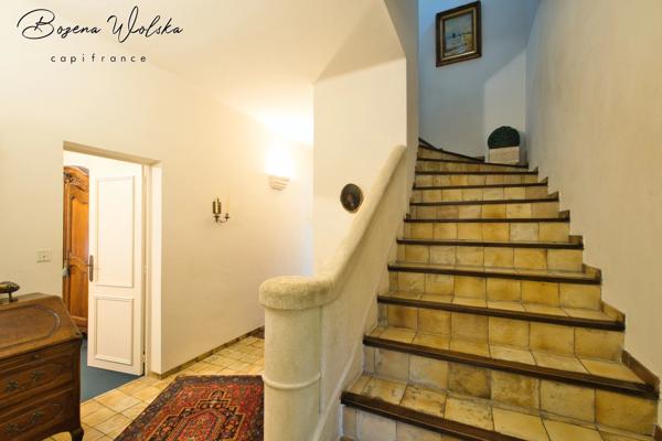 Propriété de 300m² sur 9000m² piscinable avec 2 garages et dépendance.