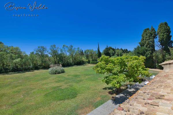 Propriété de 300m² sur 9000m² piscinable avec 2 garages et dépendance.