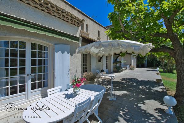 Propriété de 300m² sur 9000m² piscinable avec 2 garages et dépendance.