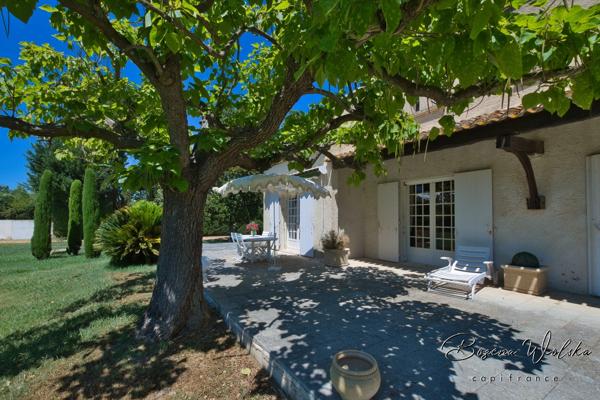 Propriété de 300m² sur 9000m² piscinable avec 2 garages et dépendance.