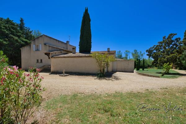 Propriété de 300m² sur 9000m² piscinable avec 2 garages et dépendance.