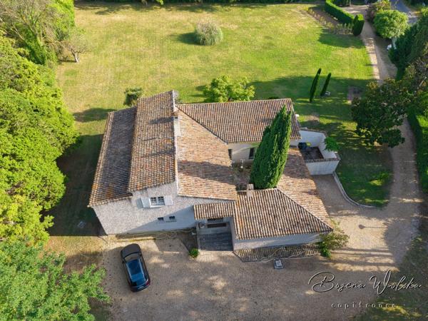 Propriété de 300m² sur 9000m² piscinable avec 2 garages et dépendance.