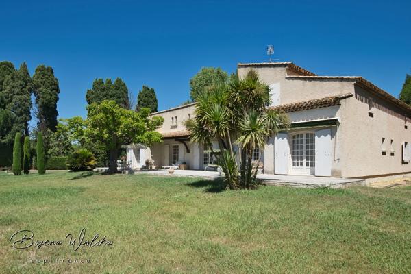 Propriété de 300m² sur 9000m² piscinable avec 2 garages et dépendance.