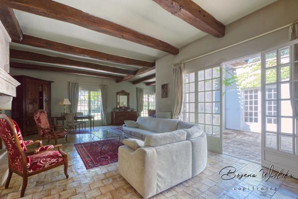 Propriété de 300m² sur 9000m² piscinable avec 2 garages et dépendance.