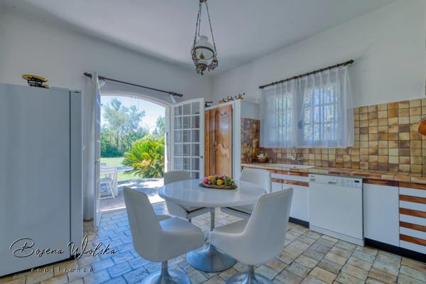 Propriété de 300m² sur 9000m² piscinable avec 2 garages et dépendance.