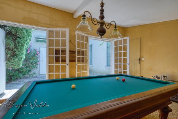 Propriété de 300m² sur 9000m² piscinable avec 2 garages et dépendance.
