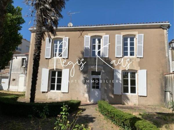 Maison bourgeoise entièrement rénovée hyper centre de Luçon