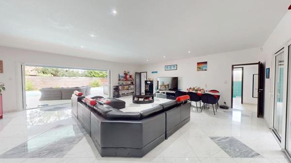 MAISON PLAIN PIED AVEC DOUBLE GARAGE ET PISCINE