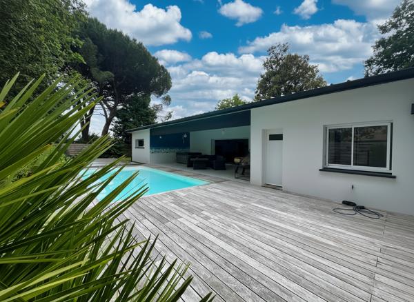 MAISON PLAIN PIED AVEC DOUBLE GARAGE ET PISCINE