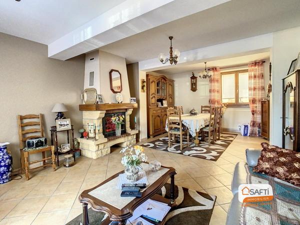 Maison de ville avec terrasse, jardin et dépendances