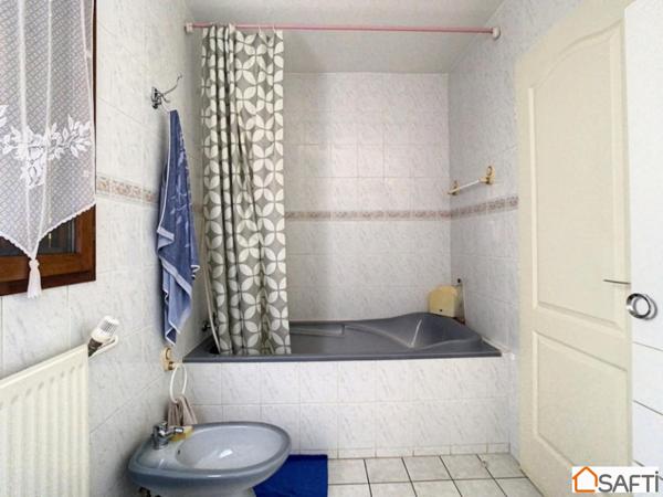 Maison de ville avec terrasse, jardin et dépendances