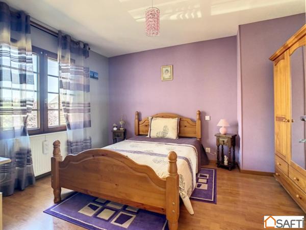 Maison de ville avec terrasse, jardin et dépendances