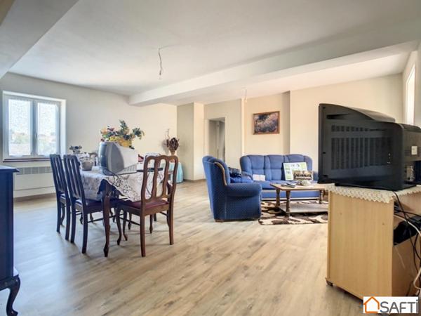 Maison de ville avec terrasse, jardin et dépendances