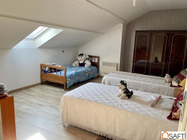 Maison de ville avec terrasse, jardin et dépendances