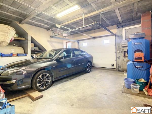 Maison de ville avec terrasse, jardin et dépendances